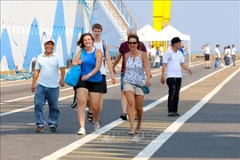 Des touristes étrangers au Vietnam. Photo: VNA