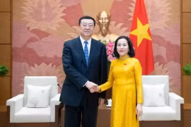 La vice-présidente de l'Assemblée nationale (AN), Nguyên Thi Thanh, et le secrétaire adjoint du Comité du Parti communiste chinois (PCC) de la région autonome ouïgoure du Xinjiang, Zhang Zhu, également secrétaire du Comité du PCC de la ville d'Urumqi. Photo: quochoi.vn