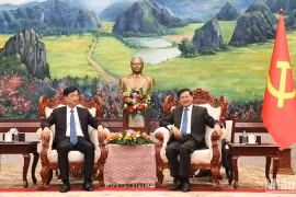 Nguyên Duy Ngoc, secrétaire du Comité central du Parti communiste du Vietnam (PCV) et chef du Bureau du Comité central du PCV (gauche), et le secrétaire général du PPRL et président du Laos Thongloun Sisoulith. Photo: VNA