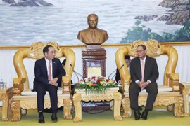 Le général de corps d’armée Trân Quôc To, vice-ministre de la Sécurité publique (gauche) et le général Vilay Lakhamhong, vice-Premier ministre lao et ministre de la Sécurité publique. Photo: VNA