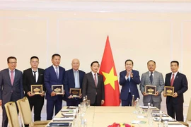 Le président de l'AN Trân Thanh Mân rencontre des entreprises vietnamiennes en Russie. Photo: VNA