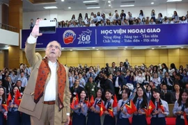 Le président du Timor Leste, José Ramos-Horta, rencontre les étudiants de l'Académie diplomatique à hanoi. Photo: VNA