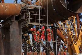 Des membres du personnel de Petrovietnam. Photo: qdnd.vn