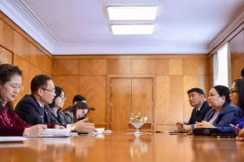 Le secrétaire du Comité central (CC) du PCV et chef de sa Commission des relations extérieures, Lê Hoai Trung (gauche) et des représentants des partis politiques mongols. Photo: VNA