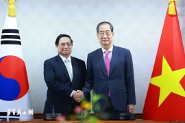 Les deux Premiers ministres vietnampien et sud-coréen, Pham Minh Chinh (gauche) et Han Duck Soo. Photo: VNA