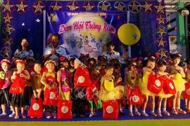 Les enfants de Truong Sa reçoivcent des cadeaux à l'occasion de la Fête de la Mi-Automne. Photo: VNA