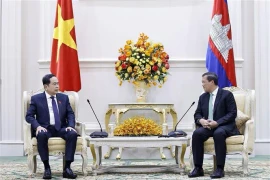 Le président de l'Assemblée nationale, Trân Thanh Mân (gauche), rencontre le Premier ministre cambodgien, Samdech Hun Manet. Photo: VNA