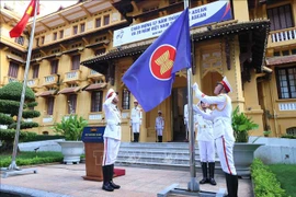 Cérémonie de levée du drapeau marquant le 57e anniversaire de l'ASEAN. Photo: VNA