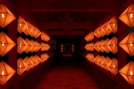 Initié en 2022, la "Fête des lumières" est proposée cette année dans le cadre du Festival de Huê afin de redonner vie au patrimoine grâce à un parcours mêlant lumière et musique avec différentes technologies et techniques de création. Photo: VietnamPlus