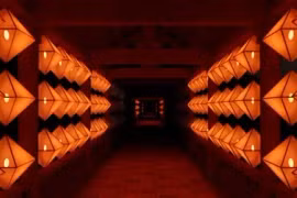 Initié en 2022, la "Fête des lumières" est proposée cette année dans le cadre du Festival de Huê afin de redonner vie au patrimoine grâce à un parcours mêlant lumière et musique avec différentes technologies et techniques de création. Photo: VietnamPlus