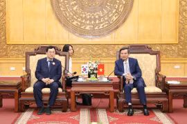 Joo Nak-Young, maire de la ville de Gyeongju (République de Corée) et Doan Minh Huân, secrétaire du Comité provincial du Parti de Ninh Binh. Photo: VNA 