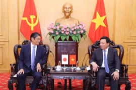 Le membre du Bureau politique, Nguyên Xuân Thang, président du Conseil théorique central et directeur de l'Académie nationale de politique Hô Chi Minh reçoit l'ambassadeur du Japon au Vietnam, Ito Naoki. Photo: VNA