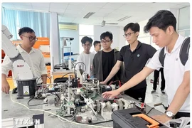 Des étudiants réalisent une exercice pratique dans le centre de formation du parc de haute technologie de Hô Chi Minh-Ville. Photo: VNA