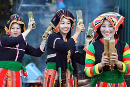 Danse des femmes de l’ethnie minoritaire Công en costume traditionnelle, à Lai Châu. Photo : VNP