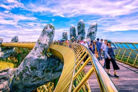 Touristes visitant le pont d'Or à Da Nang. Photo: VTV