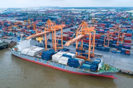 Cargos accostant le port de Hai Phong (Nord). Photo: VNA