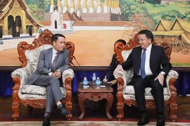 Le vice-ministre lao de l’Information, de la Culture et du Tourisme Vansy Kuamua (à droite) et le vice-président permanent de l’Association des journalistes vietnamiens (AJV), Nguyên Duc Loi. Photo : VNA