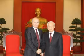 Le secrétaire général Nguyên Phu Trong (à droite) revevant le président russe Vladimir Poutine en visite d’Etat au Vietnam, le 12 novembre 2013. Photo : VNA