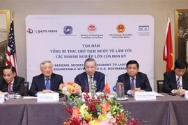 Le secrétaire général et président Tô Lâm (centre) participe à une table ronde d’affaires avec les entreprises américaines de premier plan, à New York, le 23 septembre. Photo: VNA