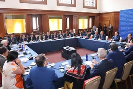 Le secrétaire général du Parti et président de la République Tô Lâm reçoit des experts et des universitaires à l’Université Columbia, à New York, le 23 septembre. Photo : VNA