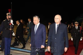Le secrétaire général et président Tô Lâm est arrivé dans la soirée du 3 octobre à Paris, entamant sa participation au XIXe Sommet de la Francophonie et sa visite officielle en France du 3 au 7 octobre à l’invitation du président français, Emmanuel Macron. Photo; VNA