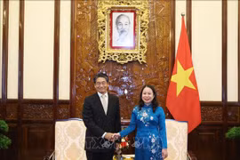 La présidente par intérim Vo Thi Anh Xuân serre la main du nouvel ambassadeur du Japon au Vietnam, Ito Naoki, à Hanoi, le 17 mai. Photo: VNA