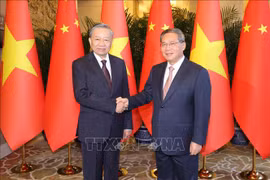 Le secrétaire général et président Tô Lâm (à gauche) et le Premier ministre chinois Li Qiang. Photo : VNA