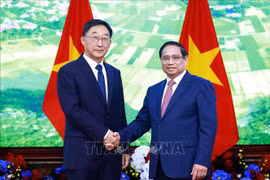 Le Premier ministre Pham Minh Chinh (à droite) et le secrétaire du Comité du PCC de la région autonome Zhuang du Guangxi Liu Ning. Photo: VNA
