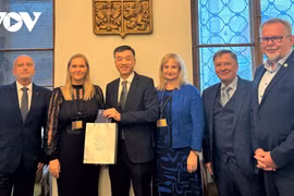 L’ambassadeur du Vietnam en République tchèque Duong Hoài Nam pose avec les représentants du Groupe parlementaire d’amitié République tchèque-Vietnam. Photo: VNA