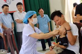 Supplémentation en vitamine A pour les enfants de 6 à 35 mois dans le quartier de Thanh Tuyên, ville de Phu Ly. Photo : VNA