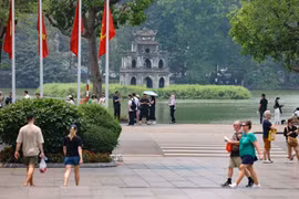 Des touristes étrangers dans la zone piétonne autour du lac Hoàn Kiêm (lac de l’Épée restituée), à Hanoi. Photo : VNA