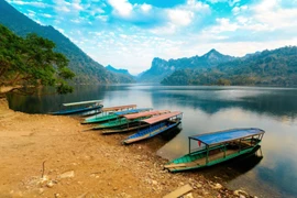 Entouré d’une chaîne de montagnes karstiques et d’une verdure luxuriante, le lac de Ba Bê ressemble à une perle verte au milieu de la jungle. Photo: dulichhobabe.com