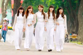 Des jeunes filles vietnamiennes en tunique. Photo: Internet