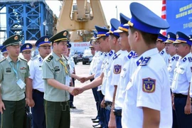 Le général de brigade Liu Houjie (2e à gauche, premier plan), commissaire politique adjoint de la Garde côtière chinoise visite le navire 8004 de l’escadron 11 du commandement de la région 1 des garde-côtes vietnamiens. Photo: VNA