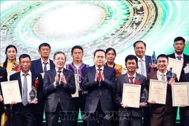 Le président de l’Assemblée nationale du Vietnam, Trân Thanh Mân (au centre, premier rang) lors de l’événement, à Hanoi, le 14 octobre. Photo : VNA