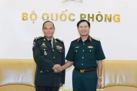 Le chef d’état-major général de l’Armée populaire du Vietnam et vice-ministre de la Défense Nguyên Tân Cuong (à droite) et le commandant en chef adjoint des Forces armées royales cambodgiennes et commandant de l’Armée royale cambodgienne, Mao Sophan. Photo : VNA
