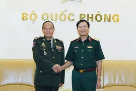 Le chef d’état-major général de l’Armée populaire du Vietnam et vice-ministre de la Défense Nguyên Tân Cuong (à droite) et le commandant en chef adjoint des Forces armées royales cambodgiennes et commandant de l’Armée royale cambodgienne, Mao Sophan. Photo : VNA