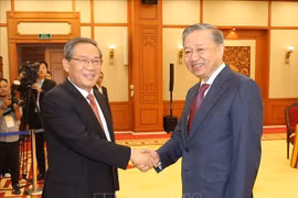Le secrétaire général du Parti communiste du Vietnam et président vietnamien Tô Lâm (à droite) serre la main du Premier ministre chinois Li Qiang, à Hanoi, le 12 octobre. Photo: VNA