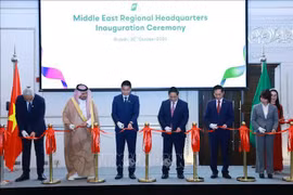 Le Premier ministre Pham Minh Chinh (3e à partir de la droite) lors de la cérémonie d’inauguration et de l’ouverture du bureau régional de FPT au Moyen-Orient, le 30 octobre. Photo : VNA