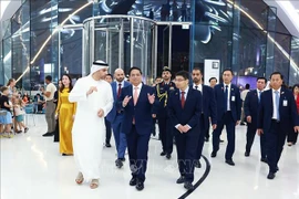 Le Premier ministre Pham Minh Chinh visitant le Musée du futur, un monument consacré aux démarches innovantes scientifiques et futuristes, situé dans le quartier financier Financial district de Dubaï, aux Émirats arabes unis. Photo : VNA