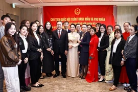 Le président de l’Assemblée nationale Trân Thanh Mân, son épouse et des représentants de la communauté vietnamienne à Kyushu, Okinawa et dans la région du centre-sud du Japon. Photo : VNA