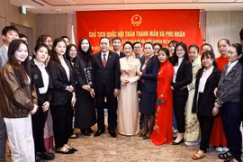 Le président de l’Assemblée nationale Trân Thanh Mân, son épouse et des représentants de la communauté vietnamienne à Kyushu, Okinawa et dans la région du centre-sud du Japon. Photo : VNA