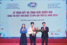 Nguyên Dô Quang Minh (Centre) a dépassé 1,5 millions d’élèves en lice pour remporter l’épreuve nationale du 53e concours de compositions épistolaires pour les jeunes de l’Union postale universelle (UPU) en 2024. Photo : VNA