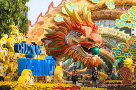 La Fête printanière des fleurs de Hô Chi Minh-Ville 2024 avec la mascotte du dragon. Photo: NLĐ