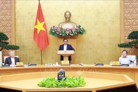 Le Premier ministre Pham Minh Chinh (centre) s’exprime lors de la réunion thématique du gouvernement sur la construction des lois, à Hanoi, le 4 décembre. Photo: VNA