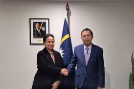 L’ambassadeur du Vietnam en Australie, Pham Hung Tâm (à droite) et la haute-commissaire de Nauru en Australie, Camilla Solomon. Photo : VNA