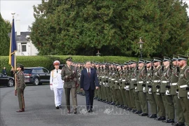 Le secrétaire général du Parti communiste du Vietnam et président de la République, Tô Lâm, inspecte la garde d'honneur lors de la cérémonie d'accueil. Photo : VNA