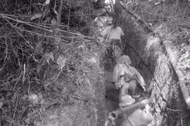 Au cours de la première offensive le 13 mars 1954, les soldats Viêt Minh progressent dans des tranchées pour attaquer et anéantir le centre de résistance Him Lam (Béatrice). Photo : VNA