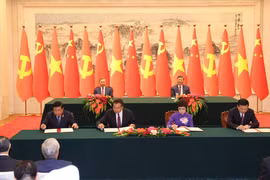 Le secrétaire général et président vietnamien Tô Lâm (à gauche, 2e plan) et son homologue chinois Xi Jinping supervisent la signature de l’Accord de coopération professionnelle entre l’Agence vietnamienne d’information et l’agence de presse Xinhua, à Pékin, le 19 août 2024. Photo: VNA