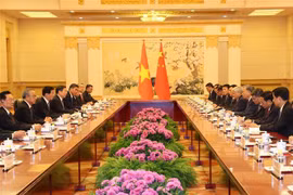 Entrevue entre le secrétaire général et président vietnamien Tô Lâm et le président de la Conférence consultative politique du peuple chinois, Wang Huning, à Pékin, le 19 août. Photo: VNA